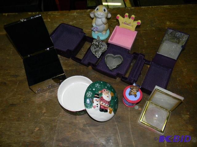 Lot of misc. trinket boxes...