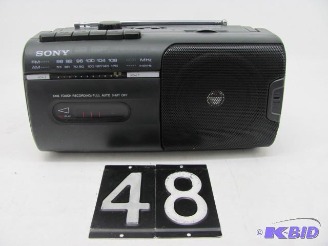 lot 48 image: Sony CFM-10 AMFM radiocassette pl...