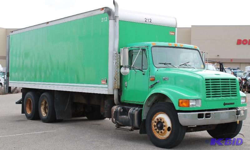 lot 5 image: 1999 International Model # 4900 Da...