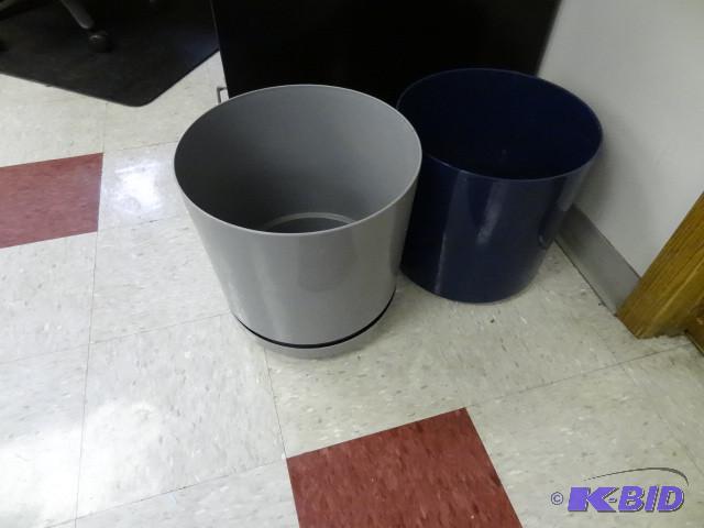 2 plastic flower pots...