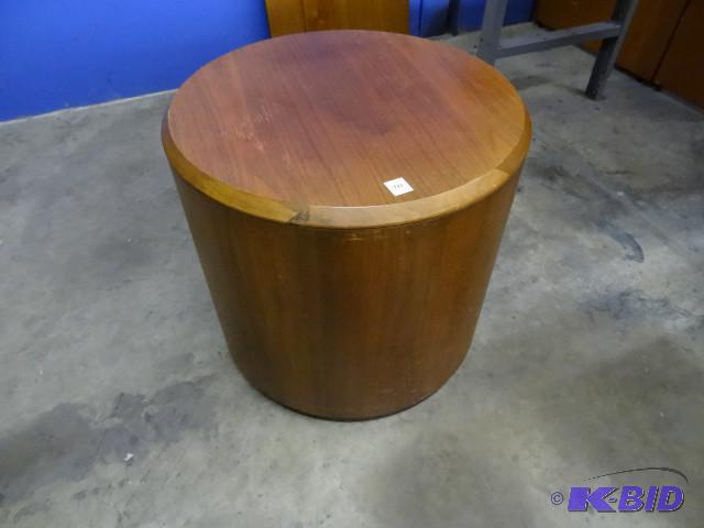 Round end table. 24 x 22...
