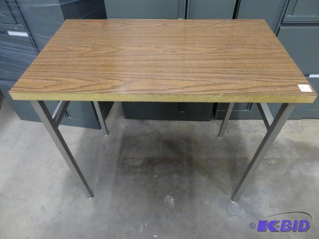 Table with metal legs. 34 x 20 x 29...