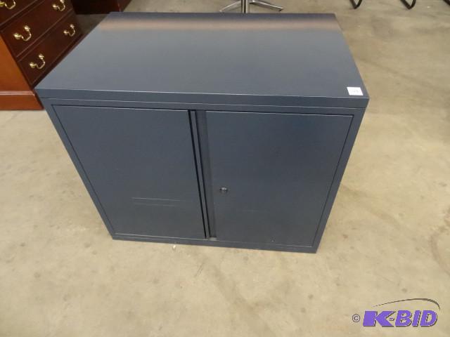 Metal 2 door cabinet. 30 x 20 x 26...