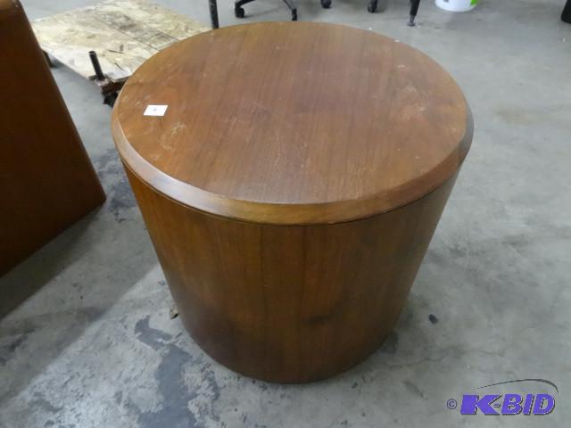 Round end table. 24 x 22...