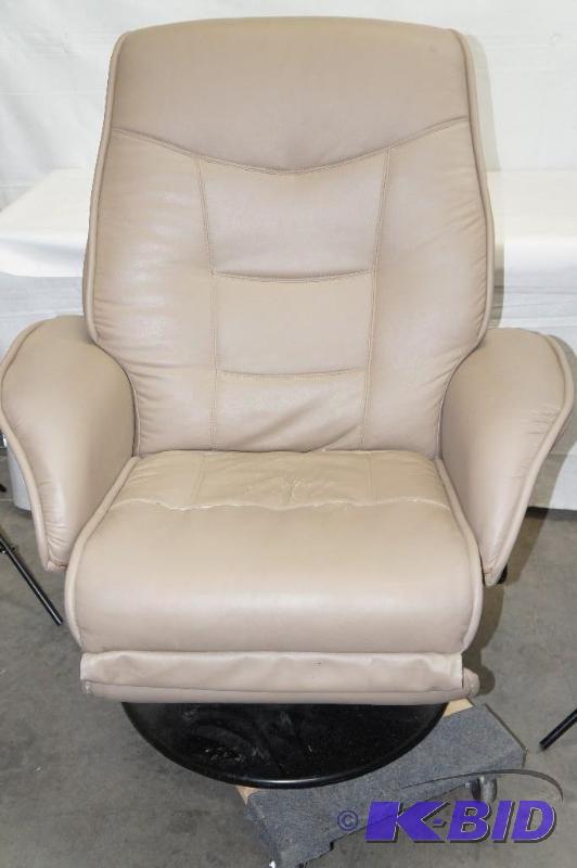 lot 50 image: Leather Reclining Chair