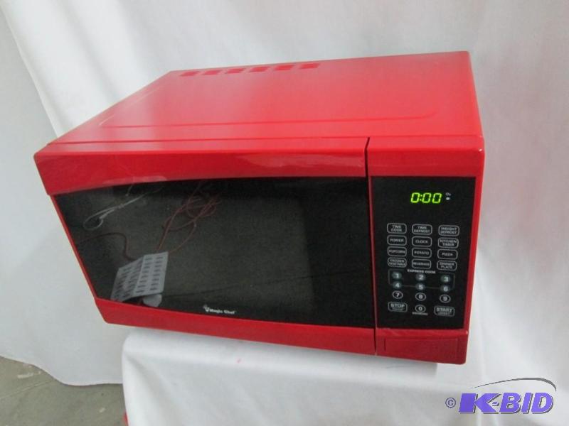 lot 22 image: Magic Chef 0.9 cu. ft. 900-Watt Microwave Oven