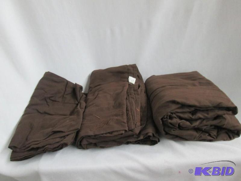 lot 43 image: Leaf Embroidered Sheet Set