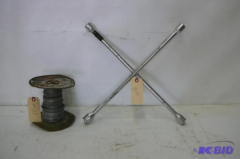 lot 28 image: Electric fence wire  & 4 w...