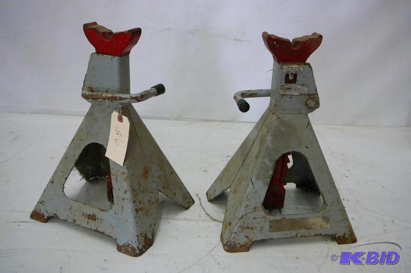 lot 6 image: Pair of 6 ton Larin&nbspjack stand...