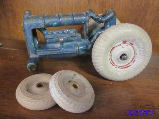 Antique cart iron Arcade tractor, m...