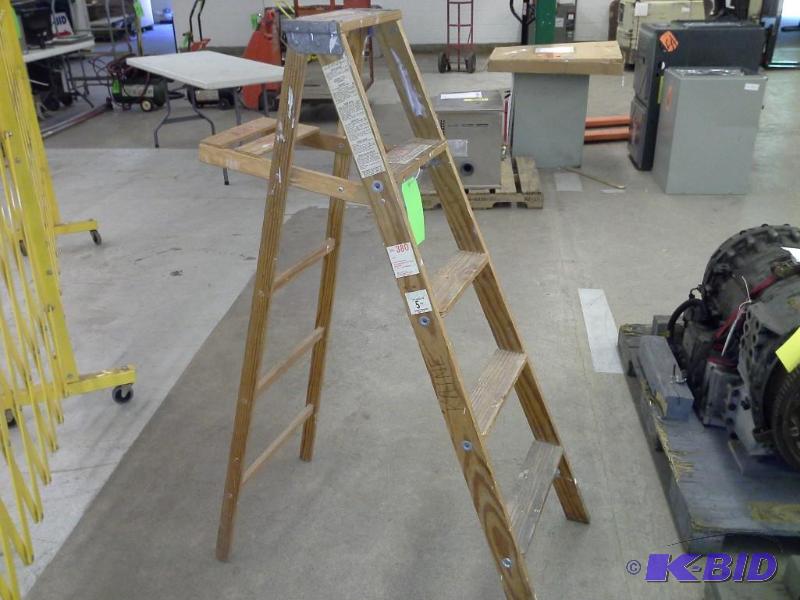 Wood Step Ladder