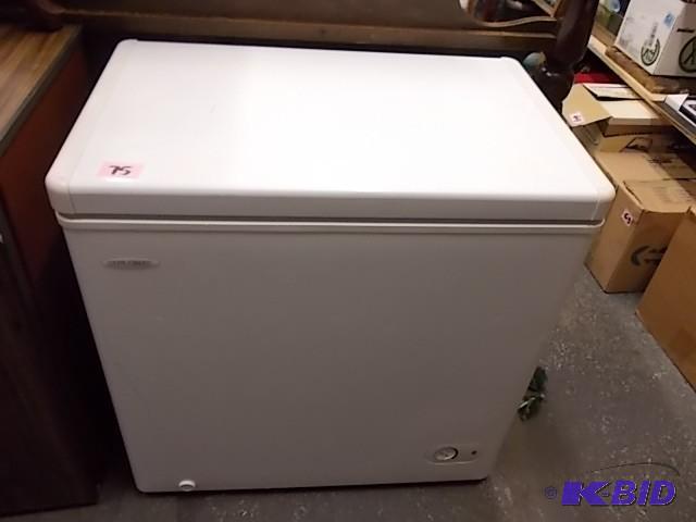 Diplomat Chest Freezer 33 x 22 x 33...