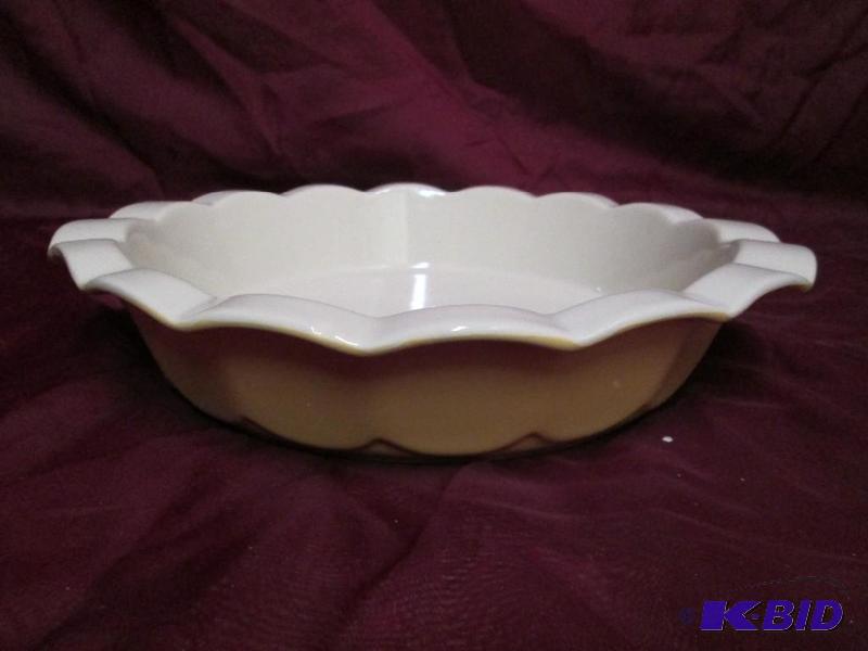 New porcelain scalloped edge pie pl...