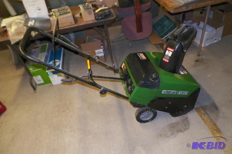 lot 14 image: Snow Blower