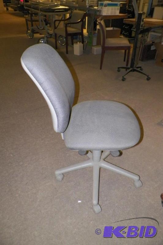 lot 143 image: Grey Hon office chair...