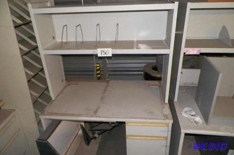 lot 150 image: Metal Desk with Shelf