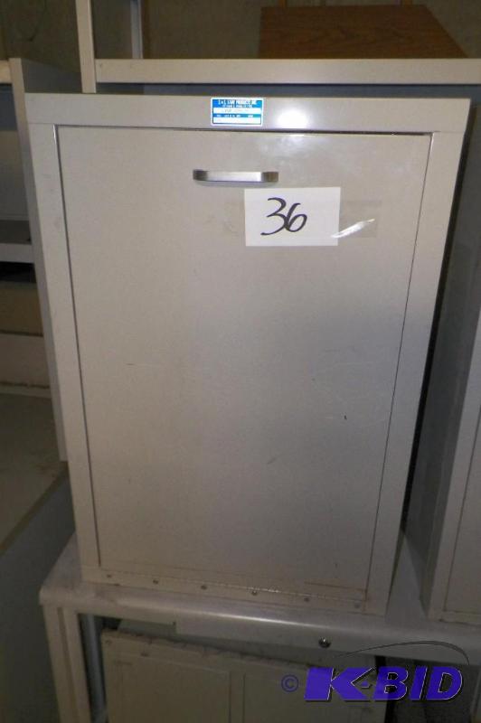 lot 36 image: Metal Cabinet