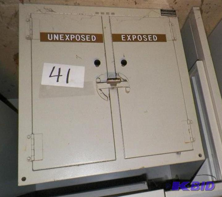 lot 41 image: Metal Wall Cabinet