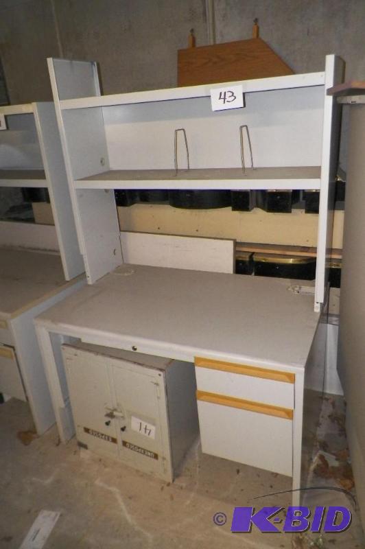 lot 43 image: Metal Desk with Shelf