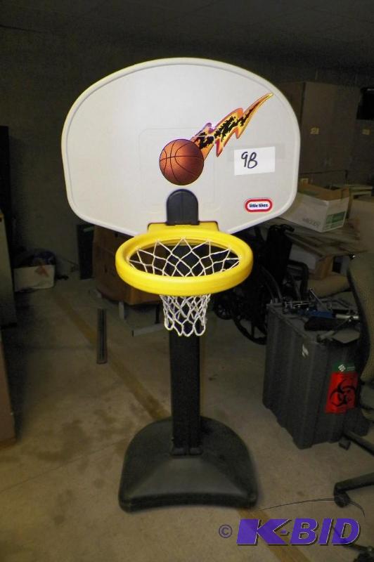 lot 98 image: Little Tykes basketball Hoop