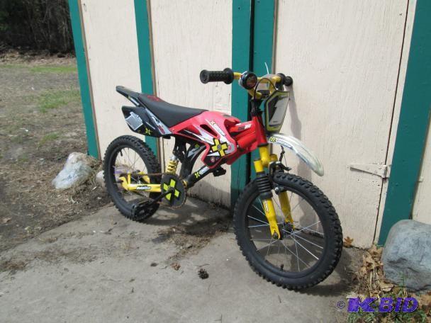 lot 11 image: Moto 16" boys bicycle. No chai...
