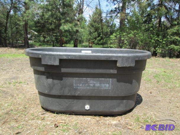 lot 2 image: Freeland Fleet farm 50 Gallon troug...