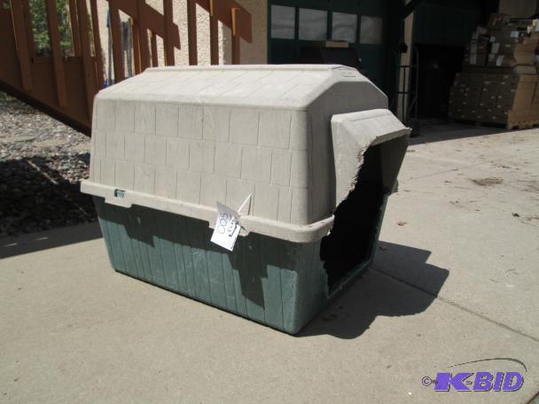 lot 5 image: Dog House...