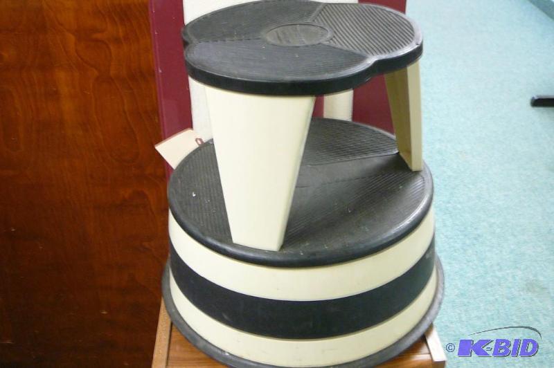 KIK - STEP STOOL ON CASTERS...