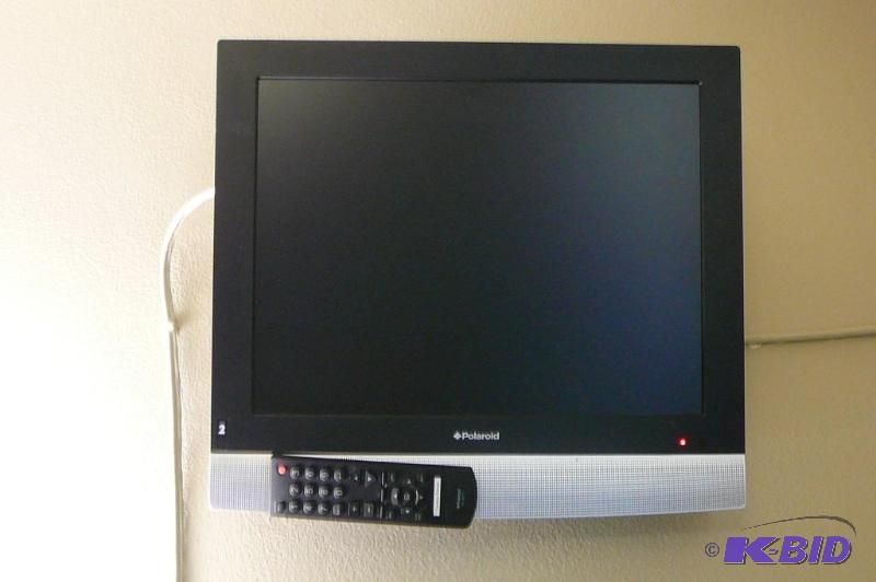 POLAROID FLAT SCREEN TV WITH REMOTE...