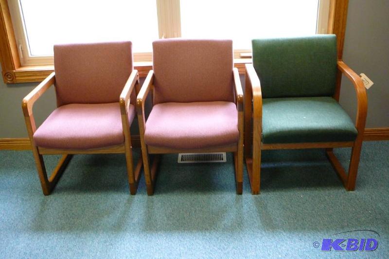 2 red, 1 green fabric wooden waitin...