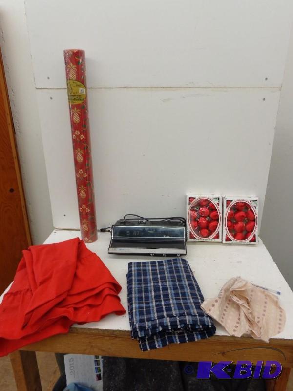 lot 104 image: Radio Alarm Clock and Christmas Ite...