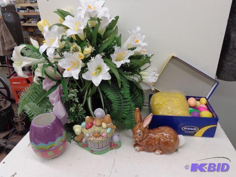 lot 63 image: Assorted Easter Decorations Ceramic...