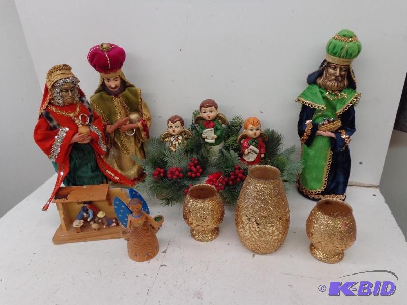 lot 73 image: Christmas Decorations Homemade 3 Wi...