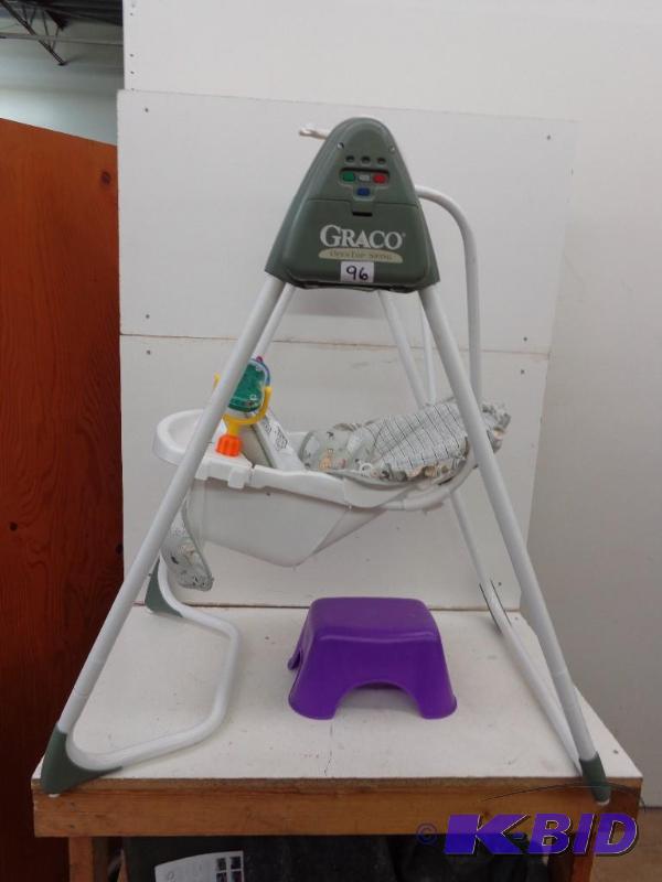 lot 96 image: Graco&nbspOpen Top Baby Swing 6 Sp...