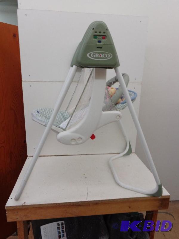 lot 98 image: Graco Baby Swing 6 Speed 15 Song&nb...