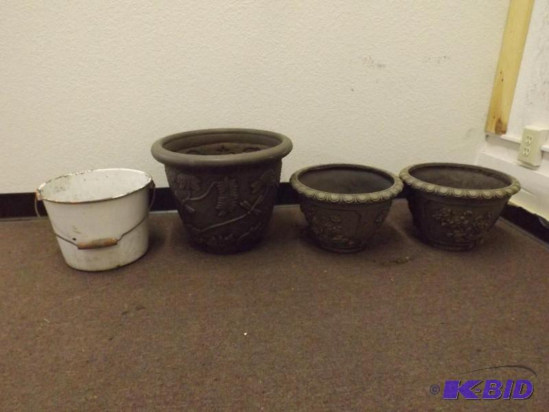 This lot includes 4 pots.&nbsp 1 i...