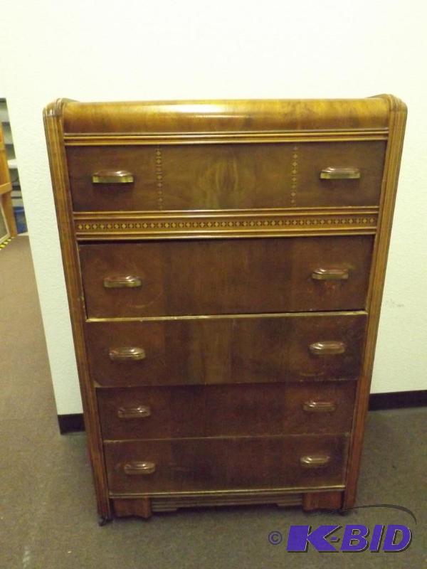Vintage 5 Drawer Dresser, has 4 cas...