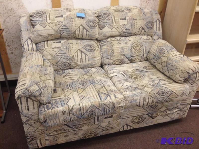 Love seat coach, comes from a clean...