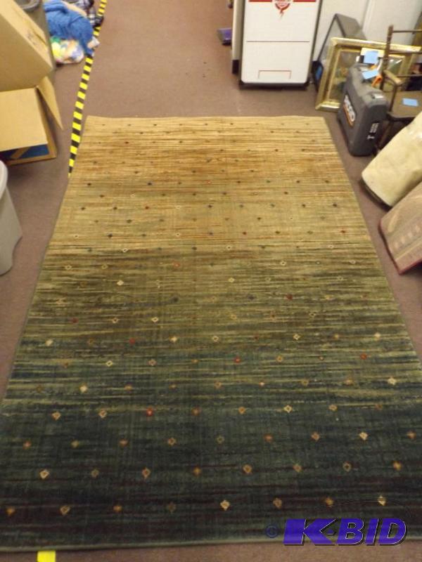 Very pretty area rug in great condi...