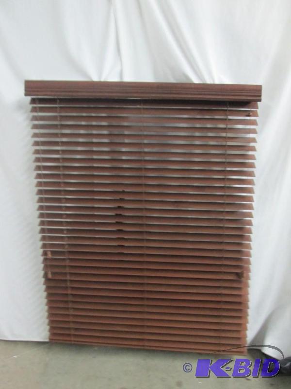 lot 18 image: Blinds