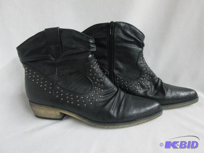 lot 37 image: Bucco Verbane Womens Studded Western Bootie