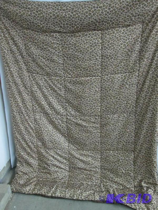 lot 50 image: MyHome Solid Color Reversible Microfiber Comforter