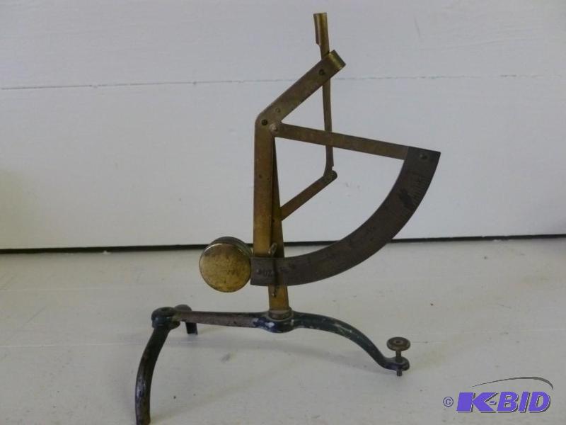 lot 109 image: Antique pharmacist scale that measu...
