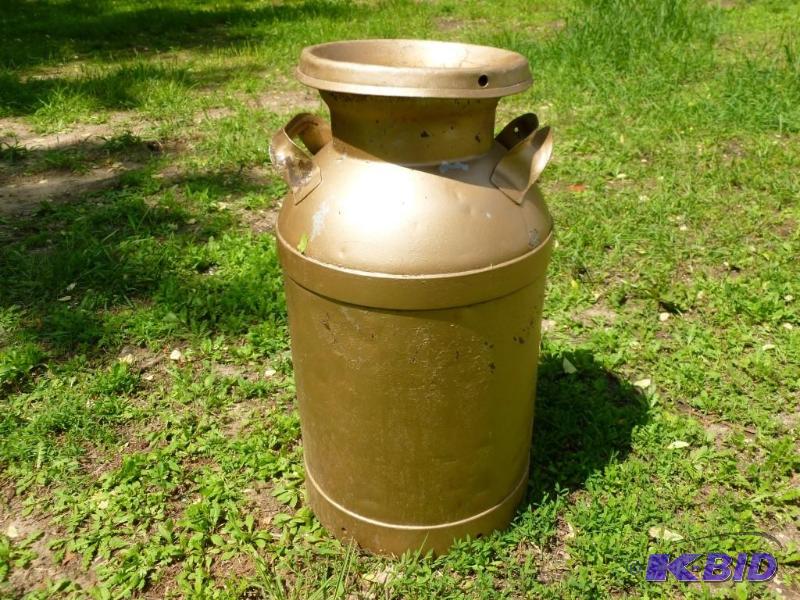 lot 11 image: Large vintage metal cream can that ...