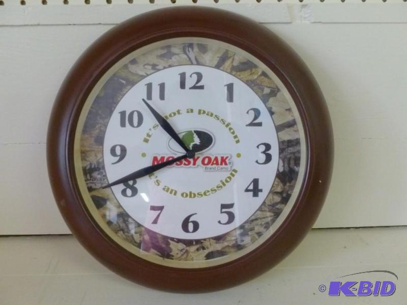 lot 113 image: Mossy Oak metal framed wall clock t...