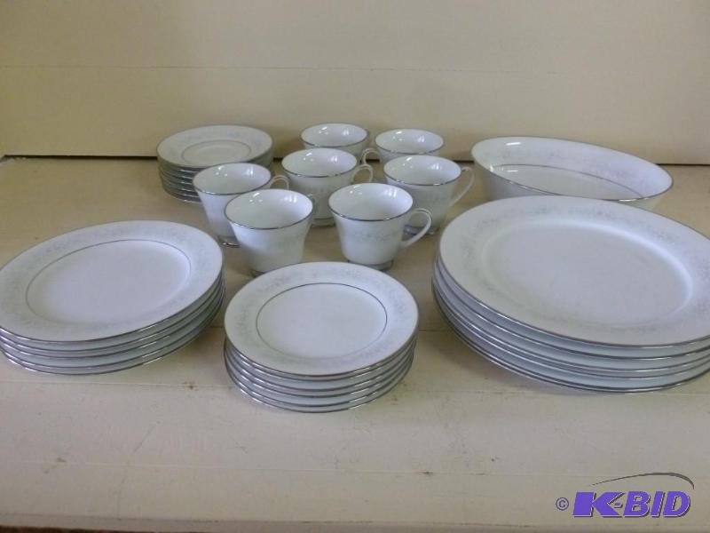lot 154 image: Beautiful Noritake 32 piece China s...