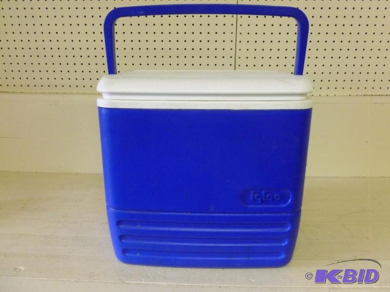 lot 19 image: Igloo picnic cooler, good useable c...
