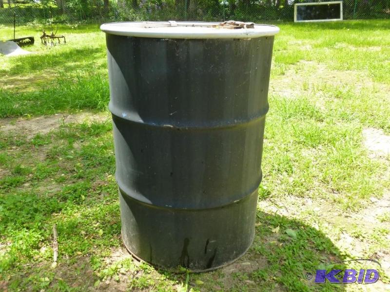 lot 230 image: Large 55 gallon steel drum with lid...
