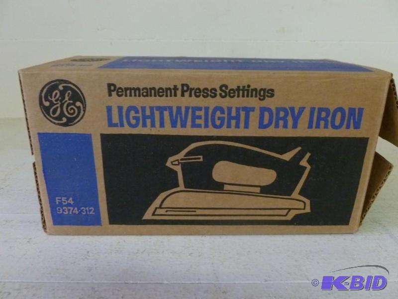 lot 71 image: Vintage GE lightweight dry iron mod...