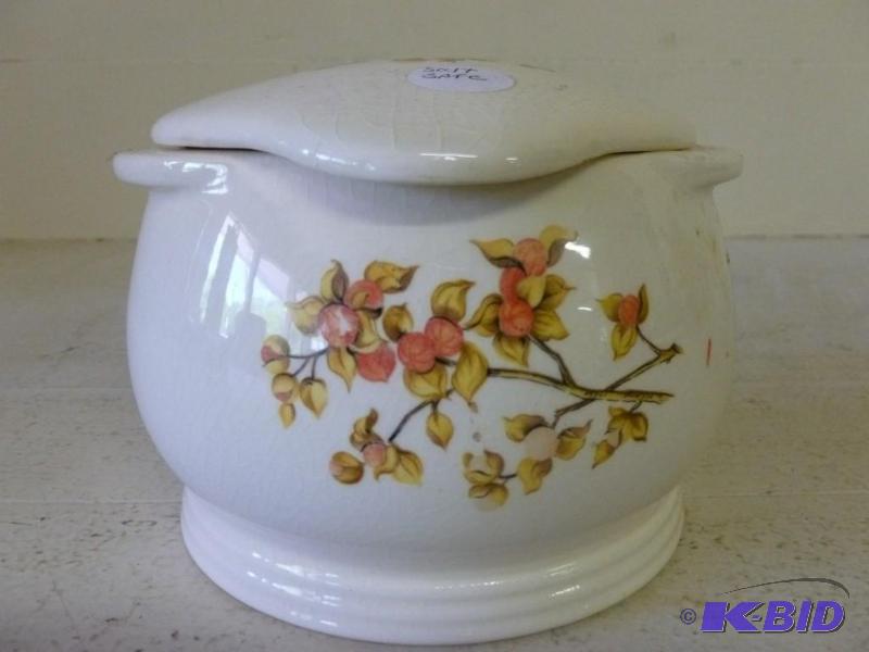 lot 74 image: Universal Cambridge porcelain salt ...